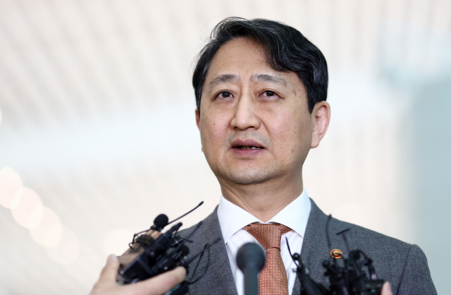 안덕근 산업통상자원부 장관이 20일 인천국제공항 2터미널 출국장에서 취재진과 인터뷰를 하고 있다. 안 장관은 20∼21일(현지시간) 미국 워싱턴 DC를 방문해 미국 상무부와 에너지부 장관 등 주요 인사를 면담할 예정이다. [영종도=연합뉴스]